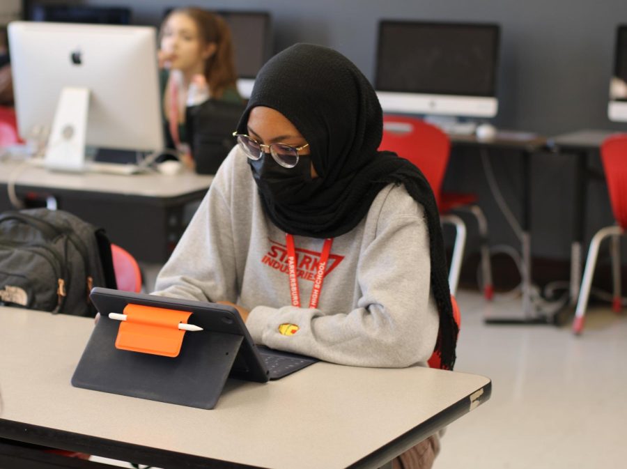 Senior Yasmeen Alamin works on her latest stories in her 5th period Newspaper class.