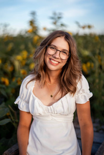 Senior Anna Earl at Lynd Fruit Farms.